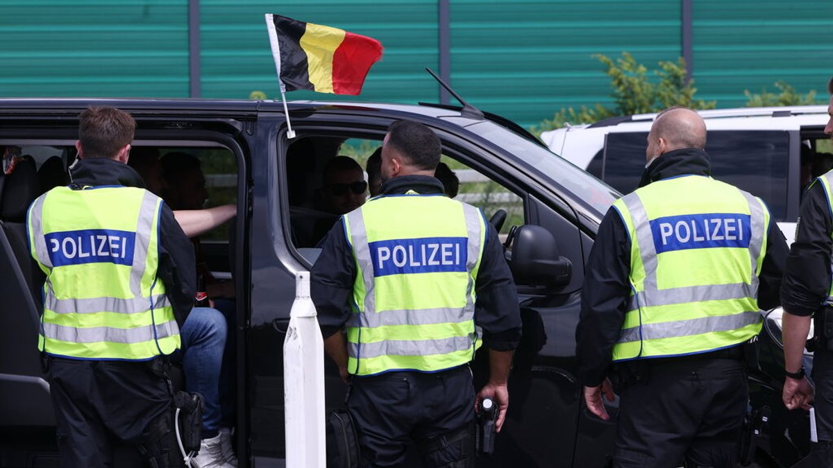 Bei den zur Fußball-EM eingeführten Grenzkontrollen wurden mehr als 8.000 illegale Einreisen registriert.