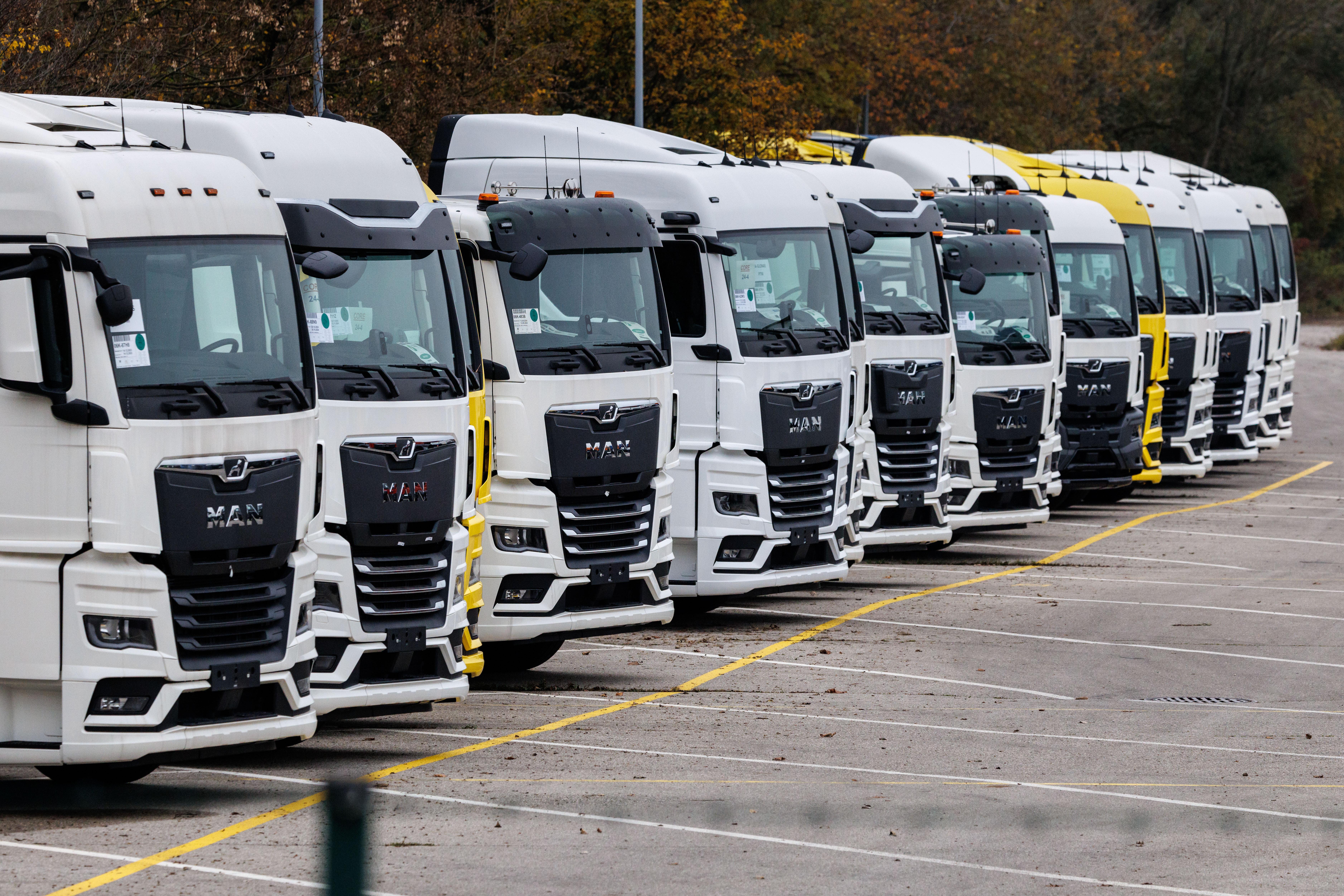 Zahlreiche geparkte Lastwagen vom Hersteller MAN Truck & Bus SE auf einem Parkplatz vom Werk in München (Bayern)