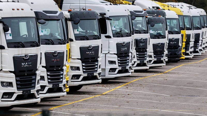 Zahlreiche geparkte Lastwagen vom Hersteller MAN Truck & Bus SE auf einem Parkplatz vom Werk in München (Bayern) | Bild: picture alliance/ Matthias Balk Zahlreiche geparkte Lastwagen vom Hersteller MAN Truck & Bus SE auf einem Parkplatz vom Werk in München (Bayern)