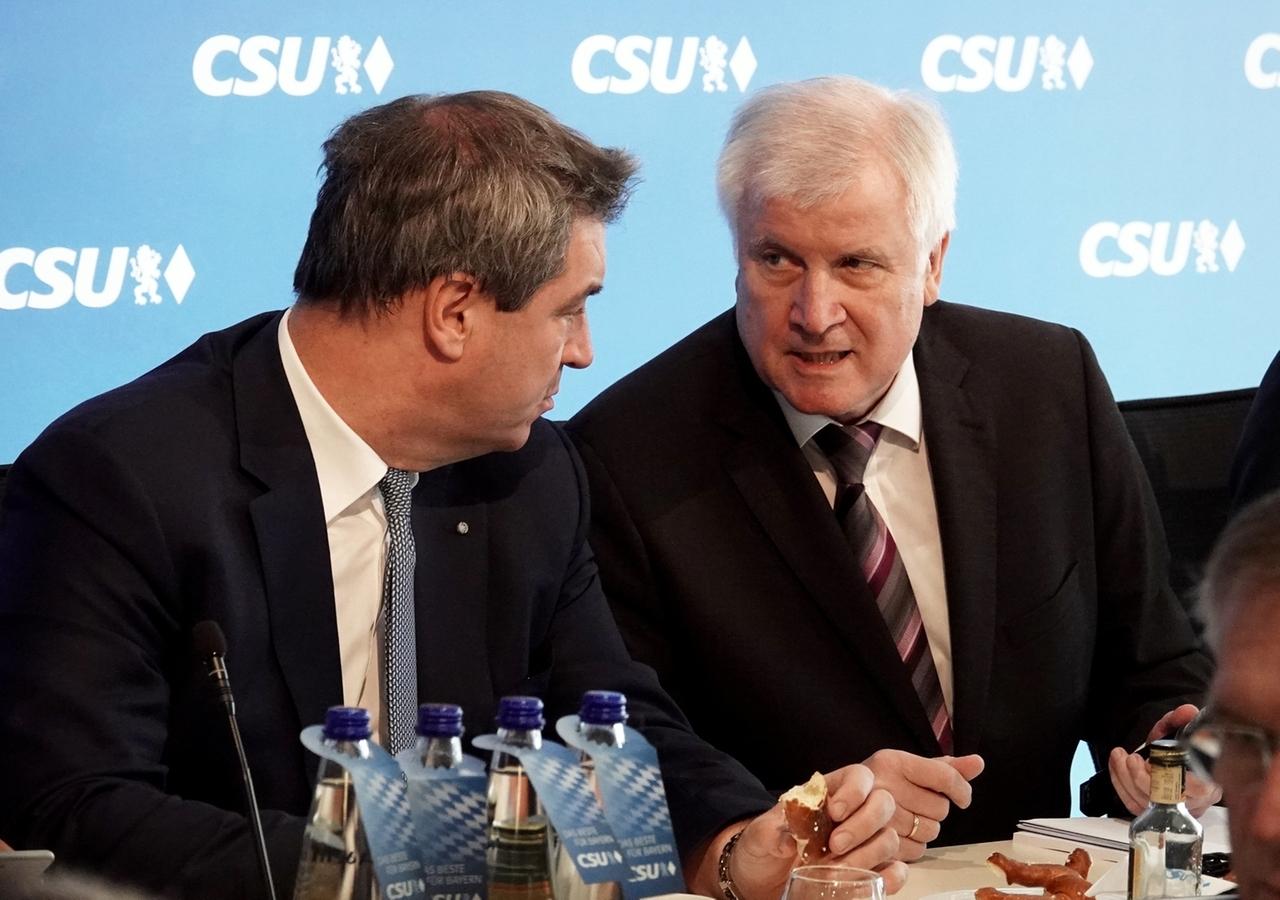 Ministerpräsident Markus Söder (links) und der Parteivorsitzende und Bundesminister Horst Seehofer (rechts) unterhalten sich bei der Sitzung des CSU-Vorstands. | Bild: dpa-Bildfunk/Kay Nietfeld Ministerpräsident Markus Söder (links) und der Parteivorsitzende und Bundesminister Horst Seehofer (rechts) unterhalten sich bei der Sitzung des CSU-Vorstands.