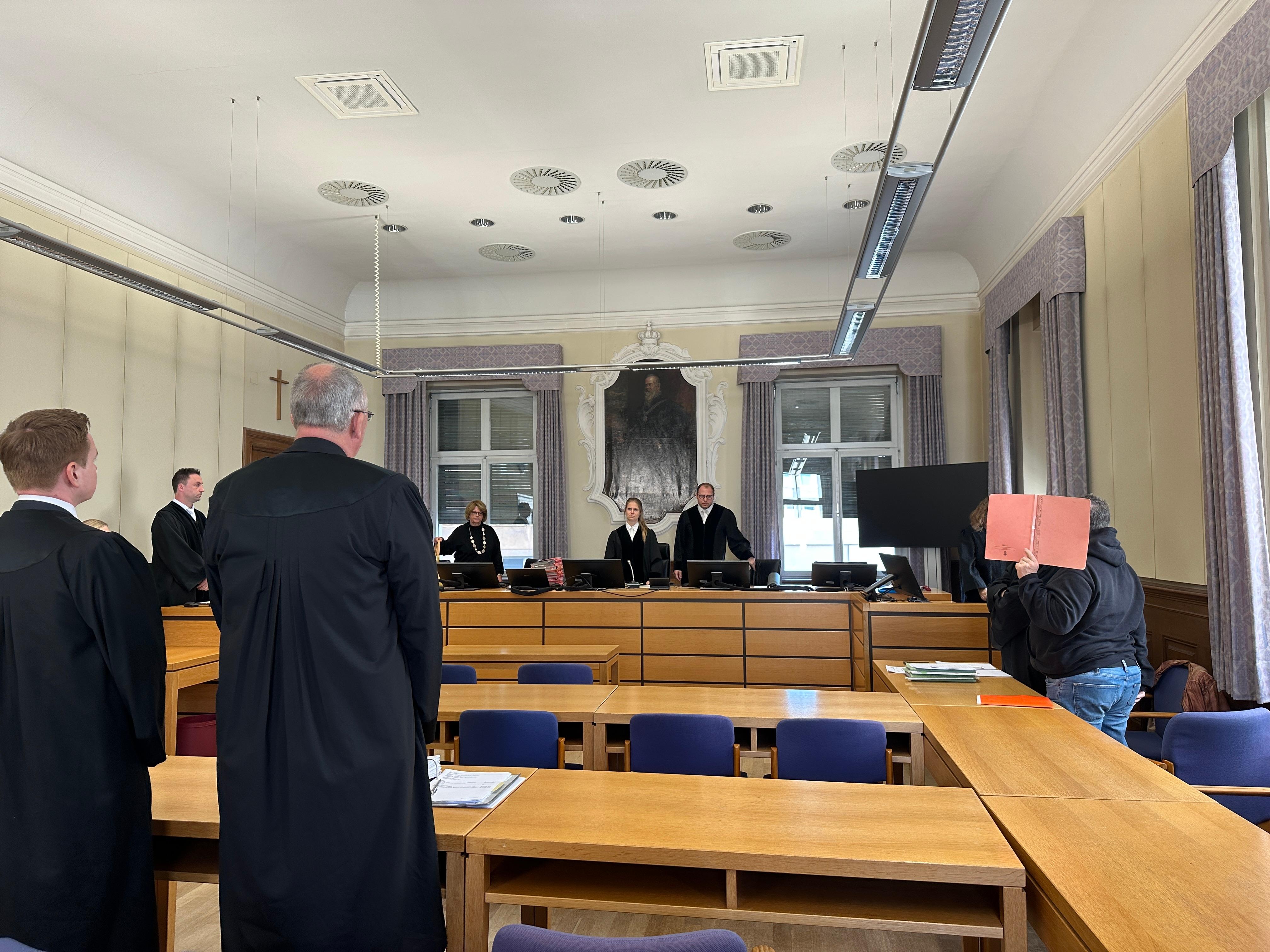 Im Gerichtssaal im Landgericht Schweinfurt ging es um schweren sexuellen Missbrauch in einem Kinderdorf. 