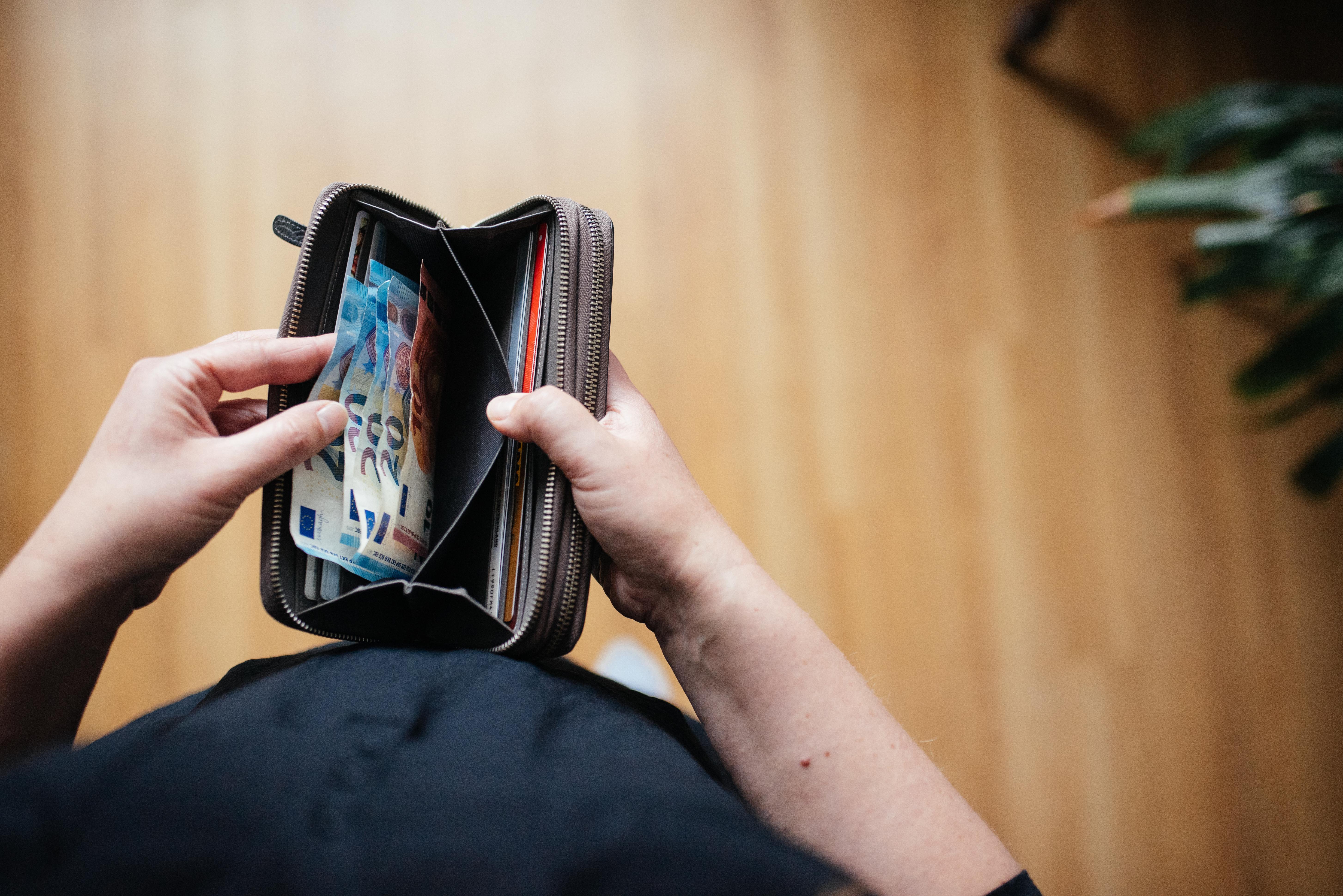 Ein Geldbeutel mit Geld darin.