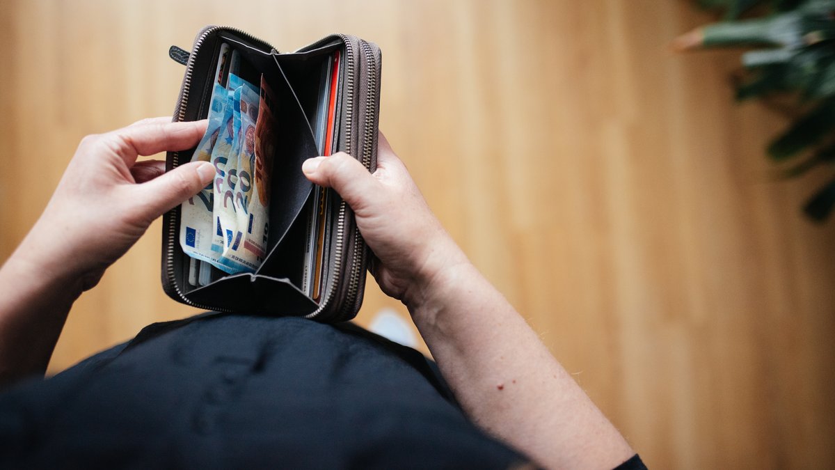 Ein Geldbeutel mit Geld darin.