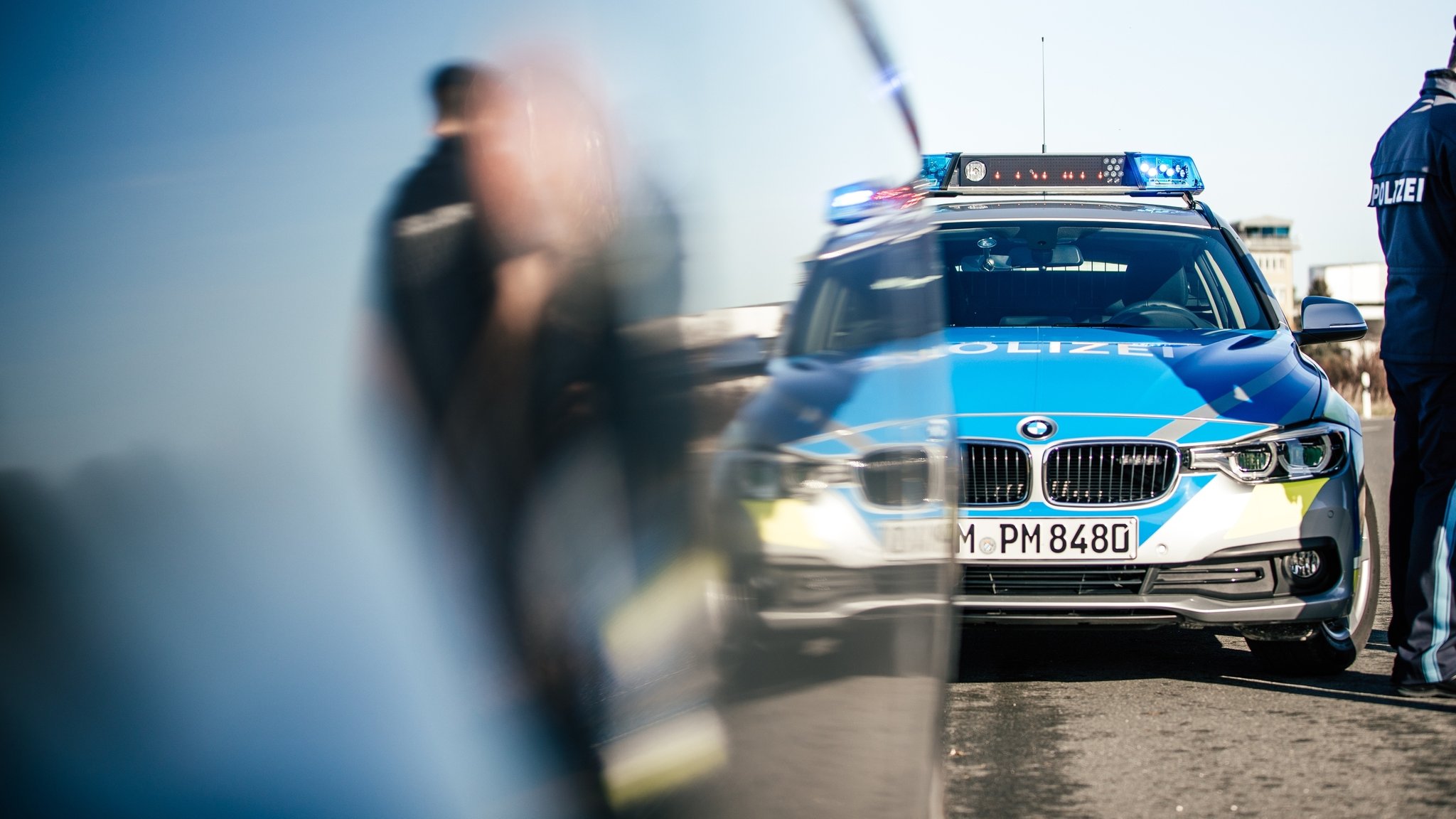 Ein Polizeiauto im Freien. (Symbolbild)