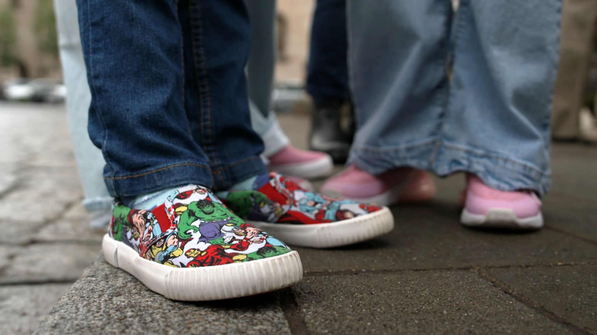 Schuhe von wartenden Kindern
