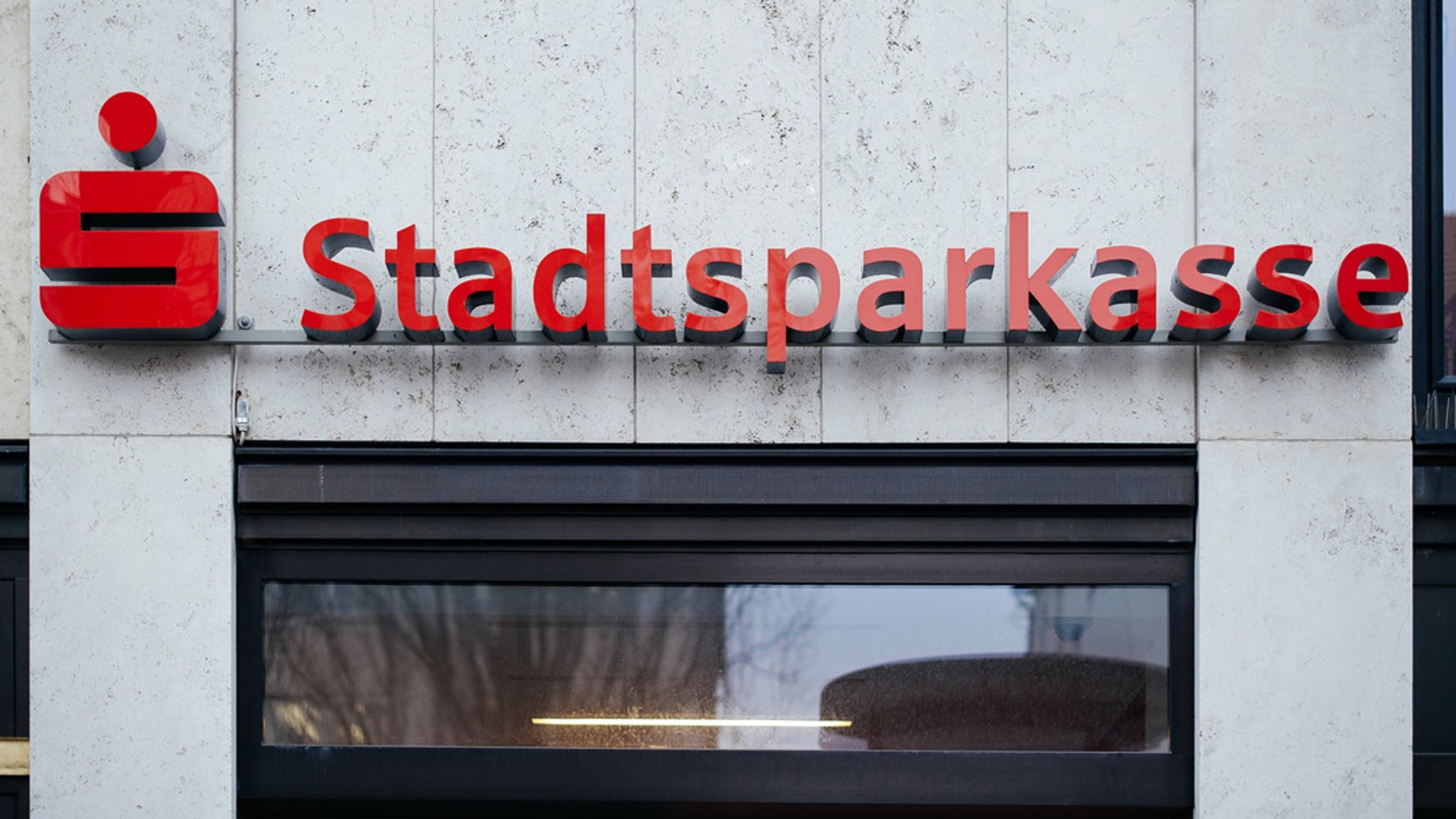 Schriftzug der Stadtsparkasse an einem Gebäude.