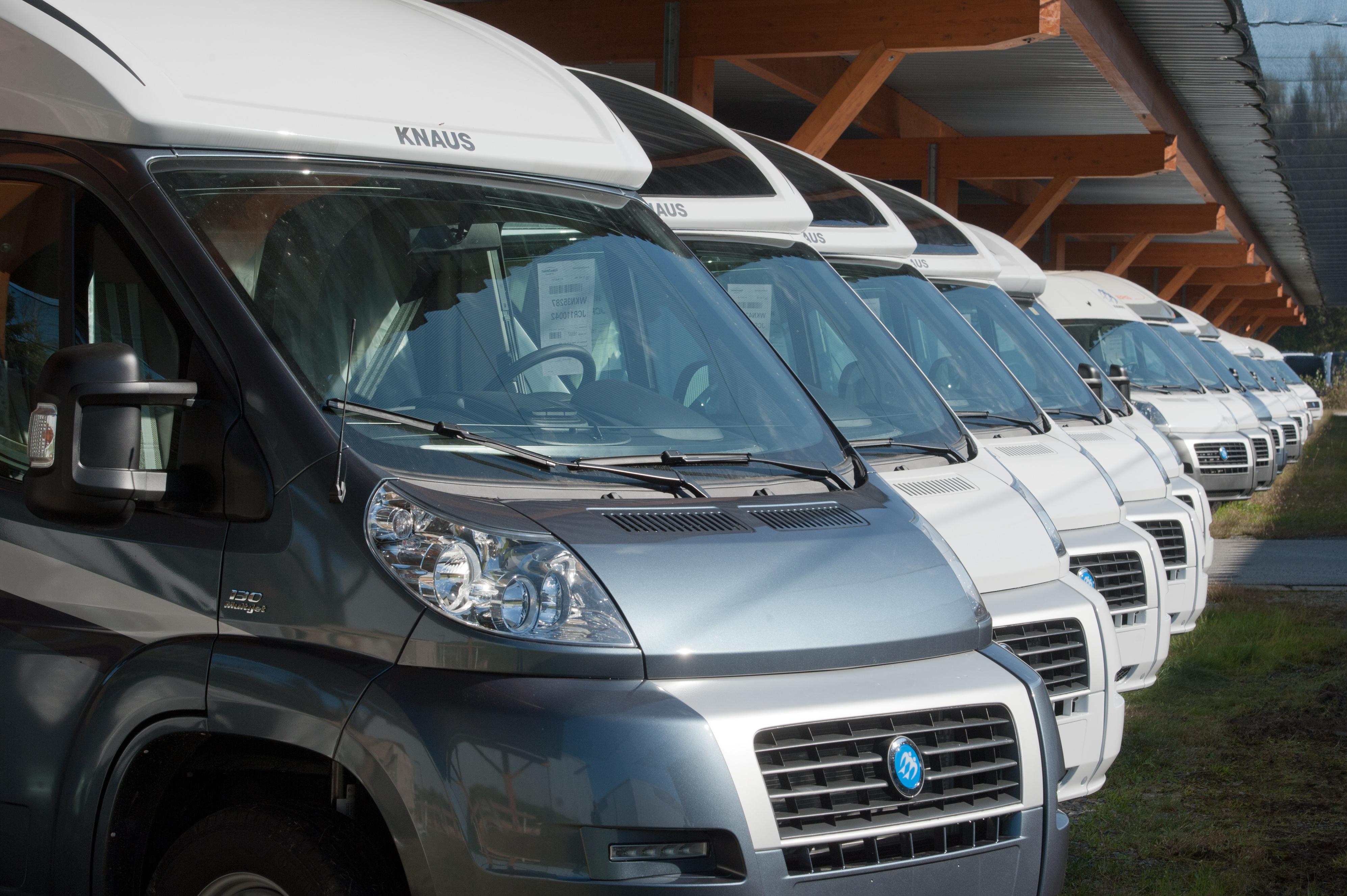 Mehrere Knaus Tabbert-Wohnmobile stehen in einer Reihe. 
