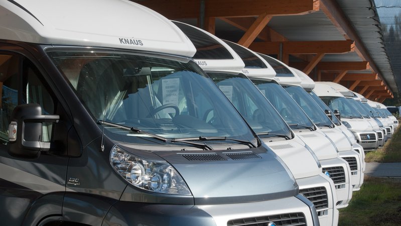 Mehrere Knaus Tabbert-Wohnmobile stehen in einer Reihe. | Bild: picture alliance/Armin Weigel Mehrere Knaus Tabbert-Wohnmobile stehen in einer Reihe.