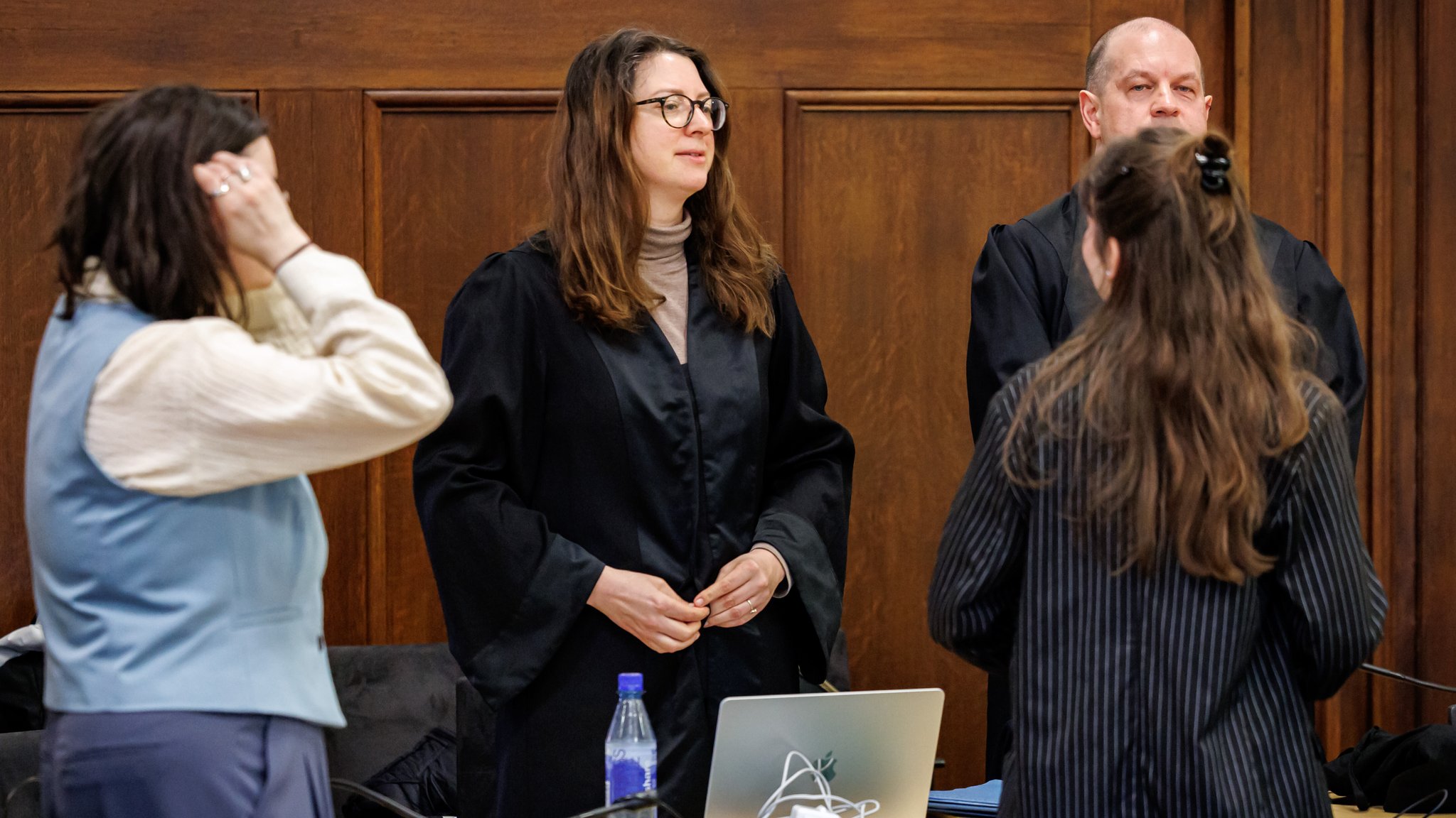 Zwei angeklagte Klimaaktivistinnen (l und r) stehen vor Prozessbeginn im Sitzungssaal im Amtsgericht Nürnberg.
