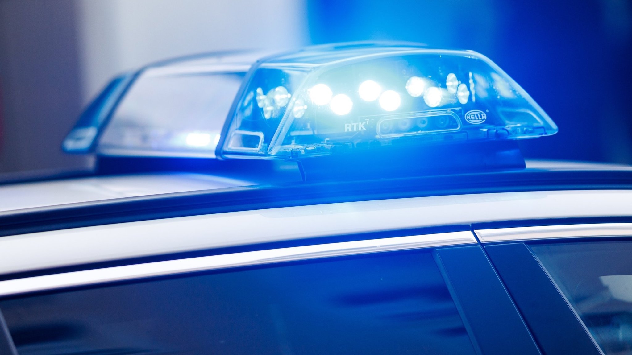 Blaulicht leuchtet auf Polizeifahrzeug