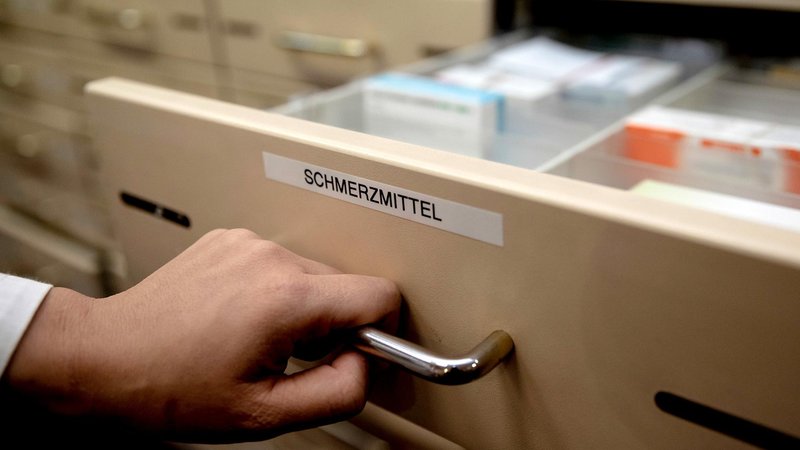 Wieder gibt es Lieferengpässe bei Medikamenten, aktuell sind wohl 500 Arzneimittel nicht lieferbar. Das bringt die Apotheken auch in Personalschwierigkeiten, denn so können Sie weniger zusätzliche Leistungen anbieten (Symbolbild) | Bild: BR.de Wieder gibt es Lieferengpässe bei Medikamenten, aktuell sind wohl 500 Arzneimittel nicht lieferbar. Das bringt die Apotheken auch in Personalschwierigkeiten, denn so können Sie weniger zusätzliche Leistungen anbieten (Symbolbild)