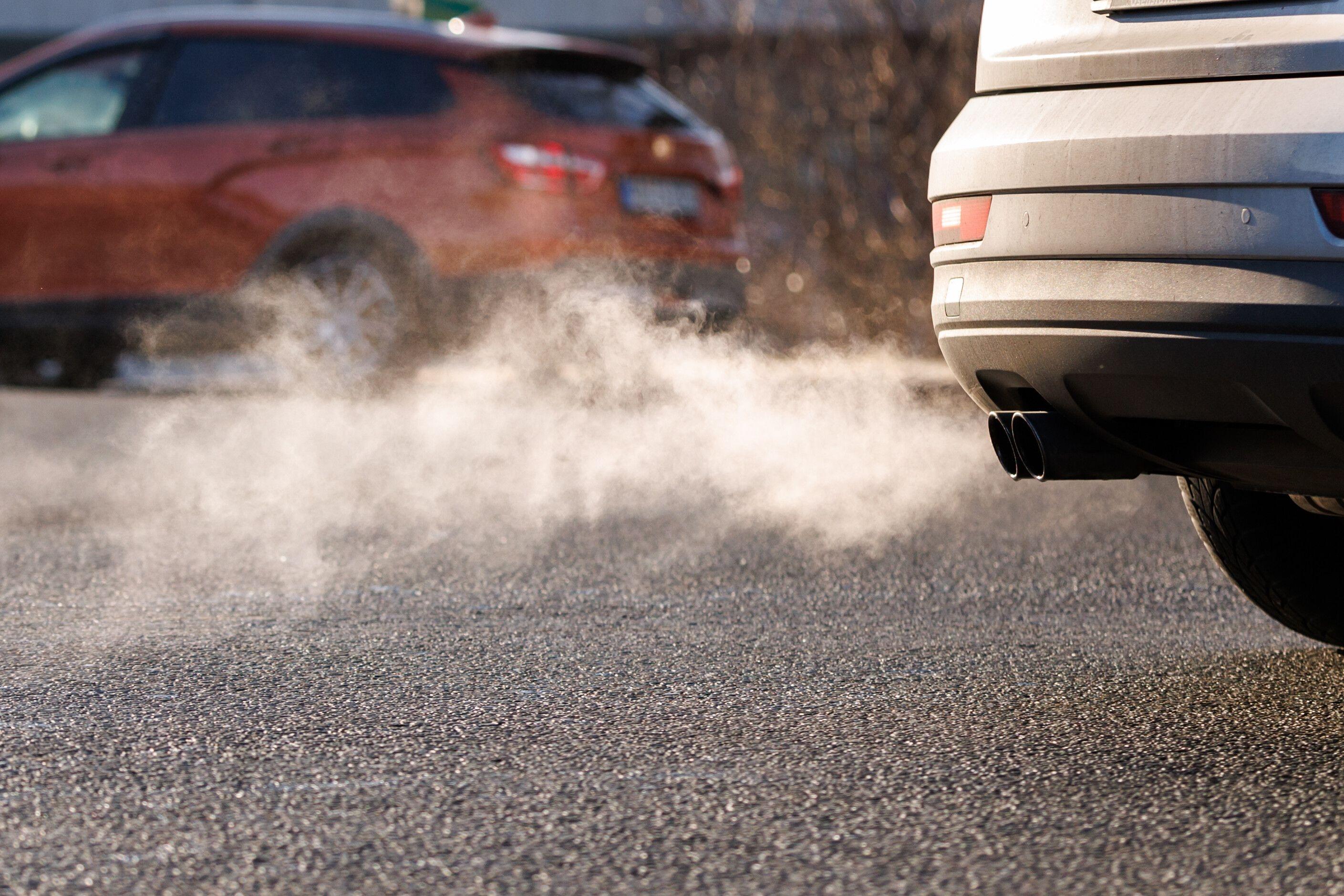 Abgase kommen aus einem Auspuffrohr