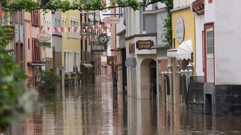 Große Teile der Altstadt von Zell (Rheinland-Pfalz) stehen unter Wasser, nachdem über Nacht die Mosel über die Kante der Hochwasserschutzmauer gestiegen ist.