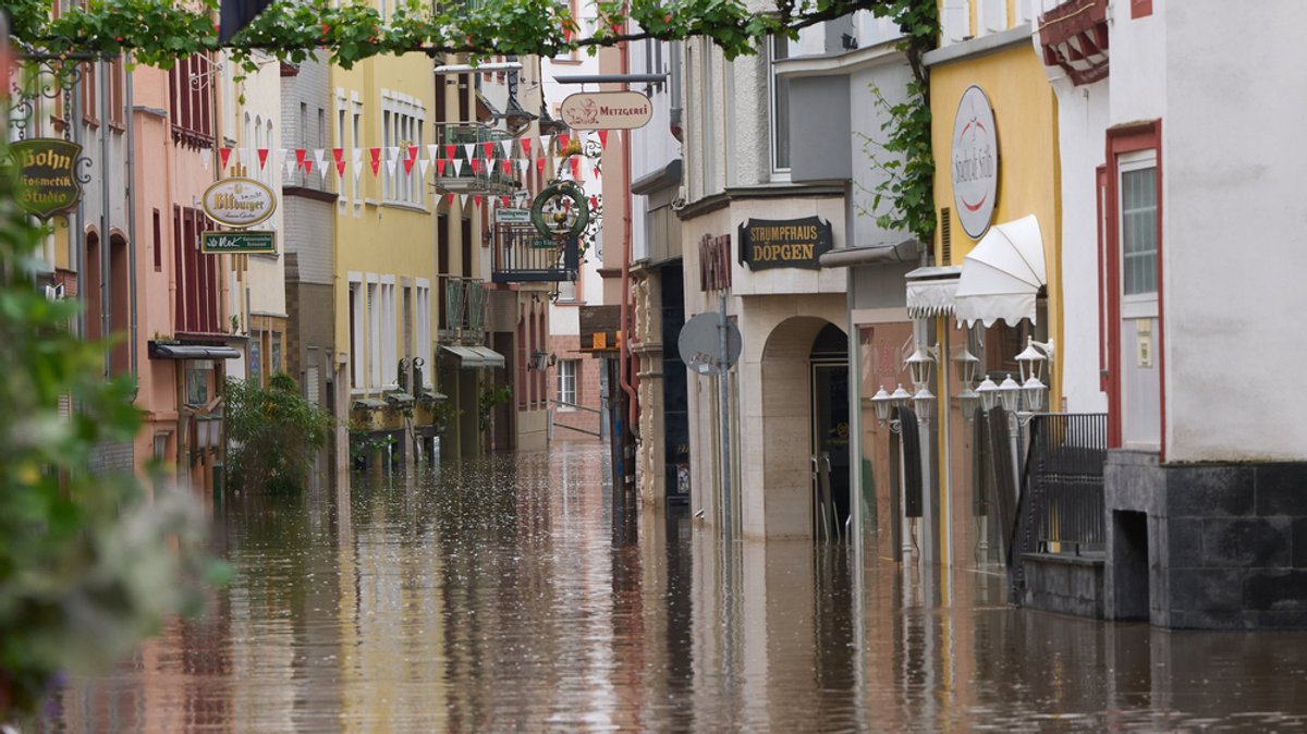 Große Teile der Altstadt von Zell (Rheinland-Pfalz) stehen unter Wasser, nachdem über Nacht die Mosel über die Kante der Hochwasserschutzmauer gestiegen ist.