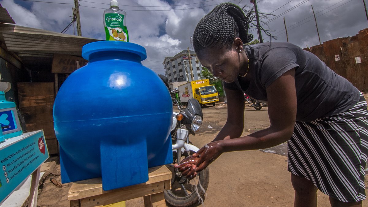 Eine Frau wäscht ihre Hände an einer öffentlichen Waschstation im Kibera-Slum im kenianischen Nairobi.