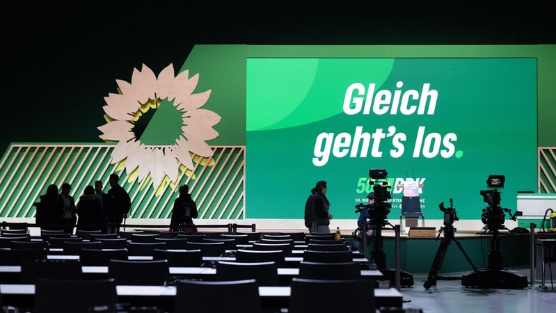 Aufbau für den Grünenparteitag im Rhein-Main-Congress-Centrum | Bild: dpa-Bildfunk/Boris Roessler Aufbau für den Grünenparteitag im Rhein-Main-Congress-Centrum