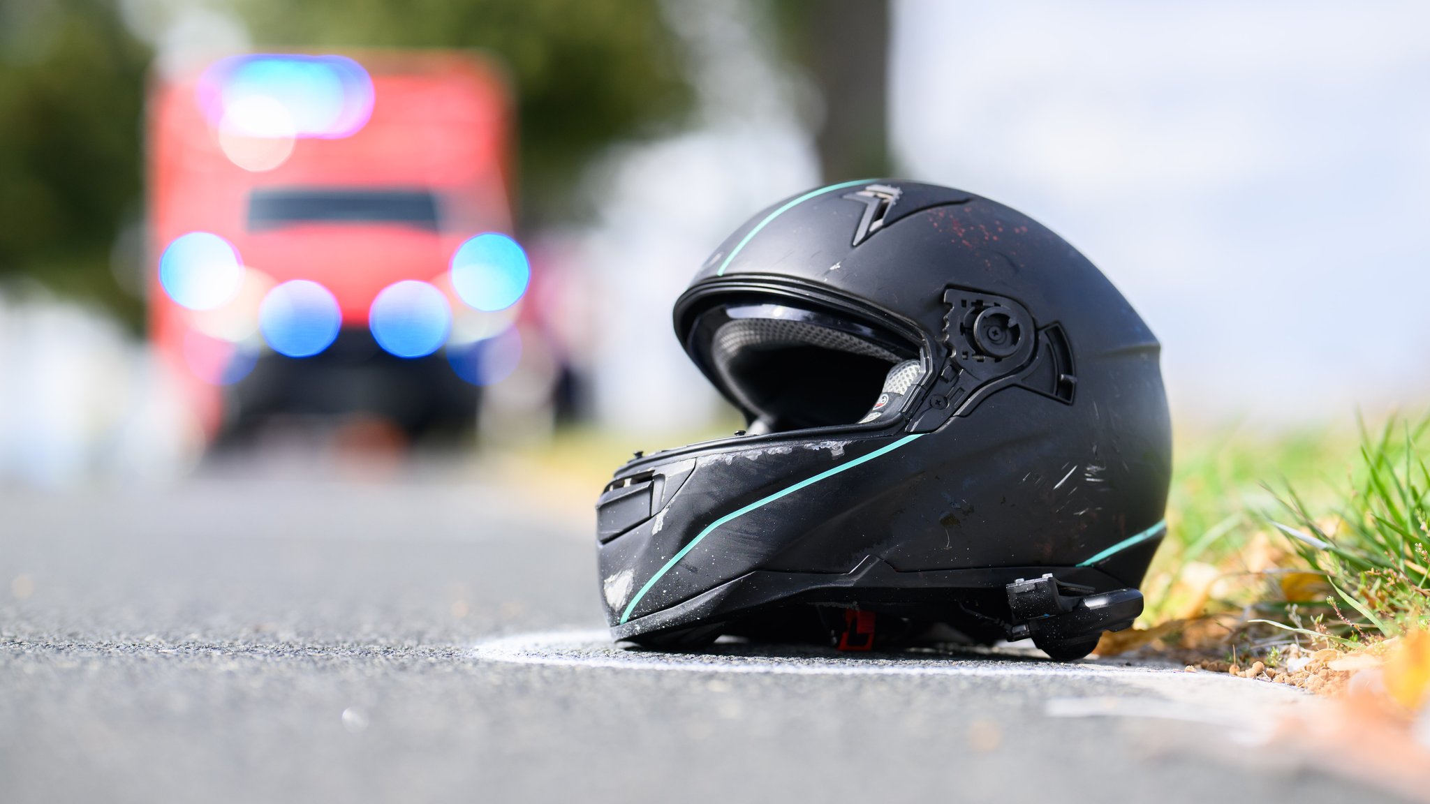 Symbolbild: Motorradhelm vor Krankenwagen | Bild: picture alliance/dpa | Julian Stratenschulte Symbolbild: Motorradhelm vor Krankenwagen