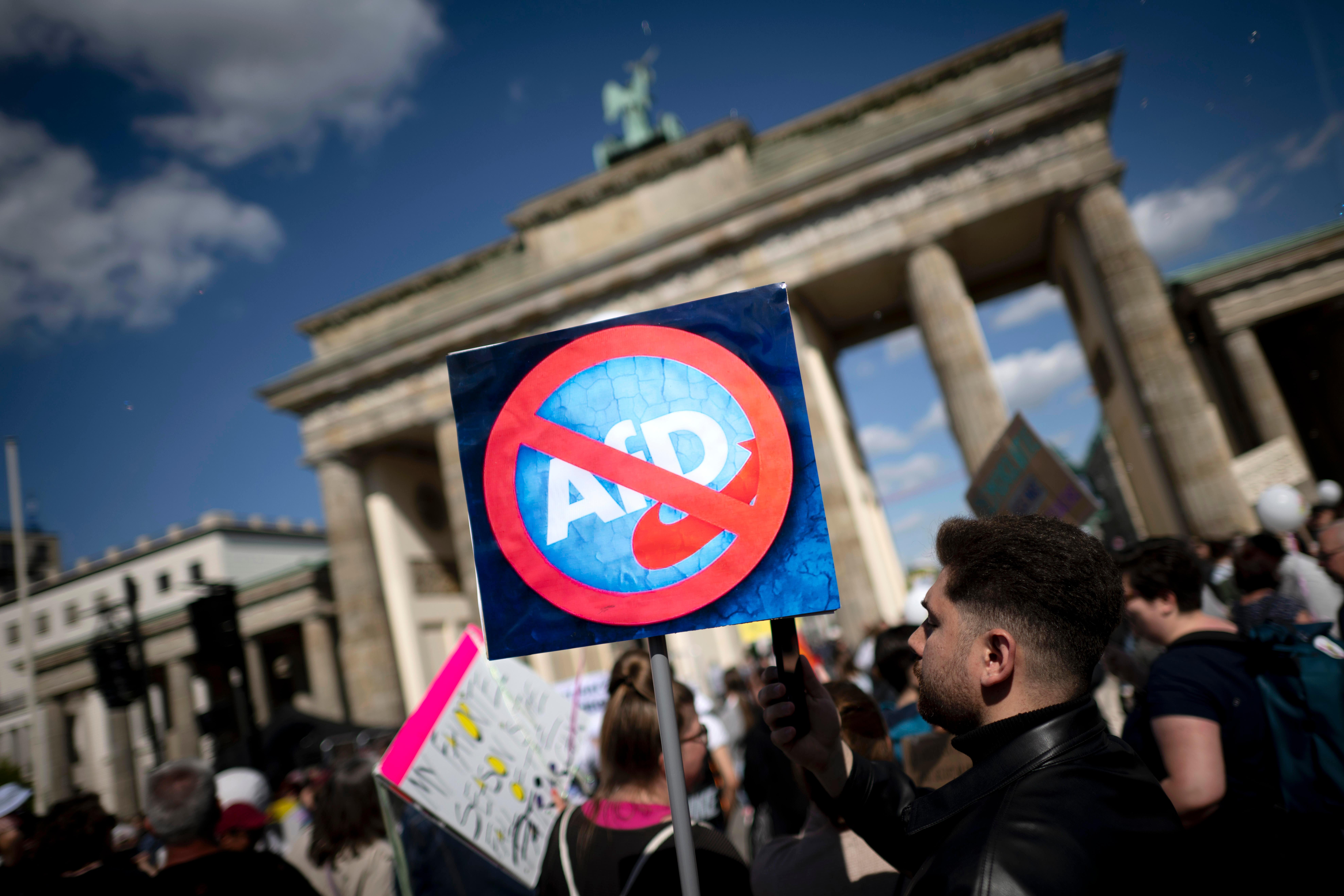 Parteiübergreifend streben mehrere Bundestagsabgeordnete eine neuen Initiative für ein AfD-Verbot an (Symbolbild)