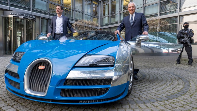 Justizminister Eisenreich und Innenminister Herrmann stehen neben einem konfiszierten Sportwagen | Bild: picture alliance/dpa | Peter Kneffel Justizminister Eisenreich und Innenminister Herrmann stehen neben einem konfiszierten Sportwagen