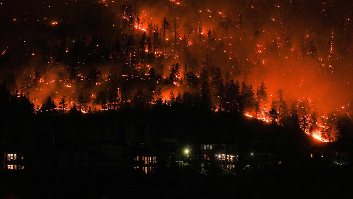 Ein Waldbrand am McDougall Creek an einem Berghang oberhalb von Häusern bei West Kelowna in der Provinz British Columbia.