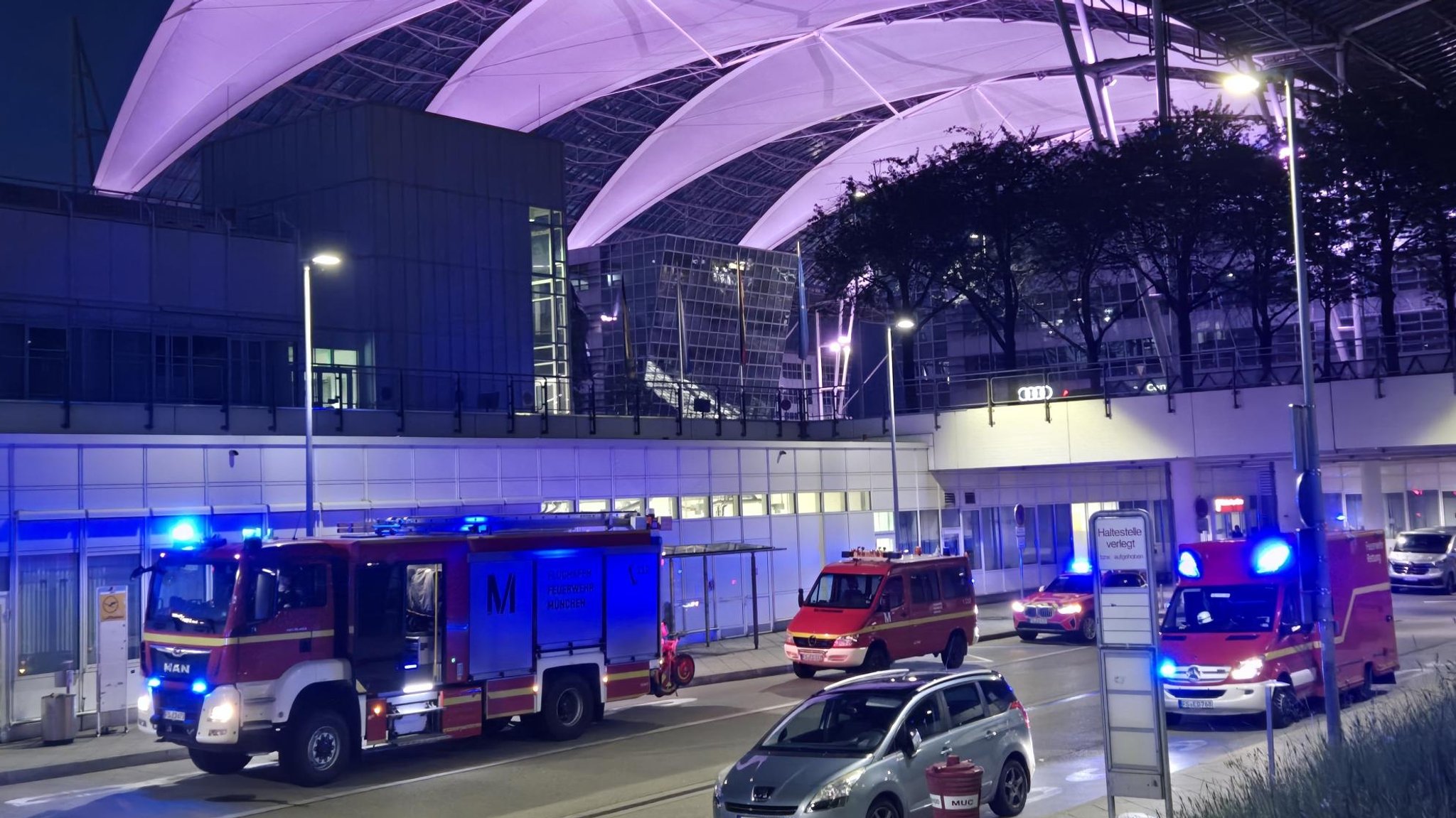 Einsatzkräfte am Sonntagabend am Münchner Flughafen | Bild: BR / Birgit Grundner Einsatzkräfte am Sonntagabend am Münchner Flughafen