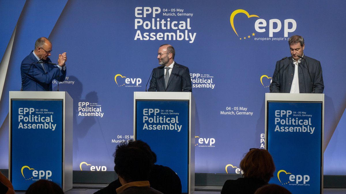CDU-Chef Friedrich Merz, EVP-Chef Manfred Weber und CSU-Chef Markus Söder bei einer Pressekonferenz auf dem EVP-Parteitag in München