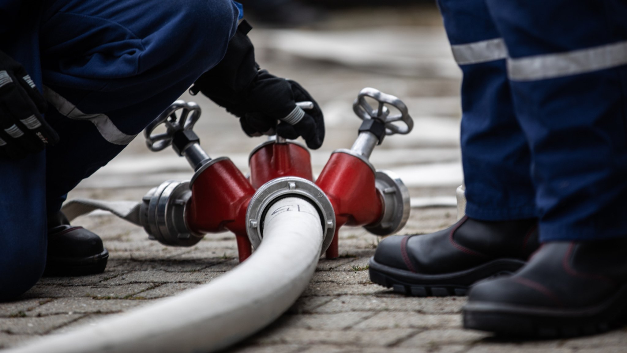 Über sechs Stunden waren die Einsatzkräfte der Feuerwehr im Einsatz, um das Wasser abzupumpen. 