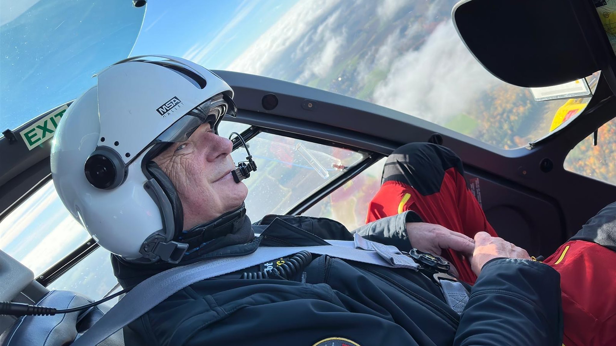 Luftretter Sam Seibt sitzt im Hubschrauber Christoph 20. | Bild: BRK Bayreuth Luftretter Sam Seibt sitzt im Hubschrauber Christoph 20.