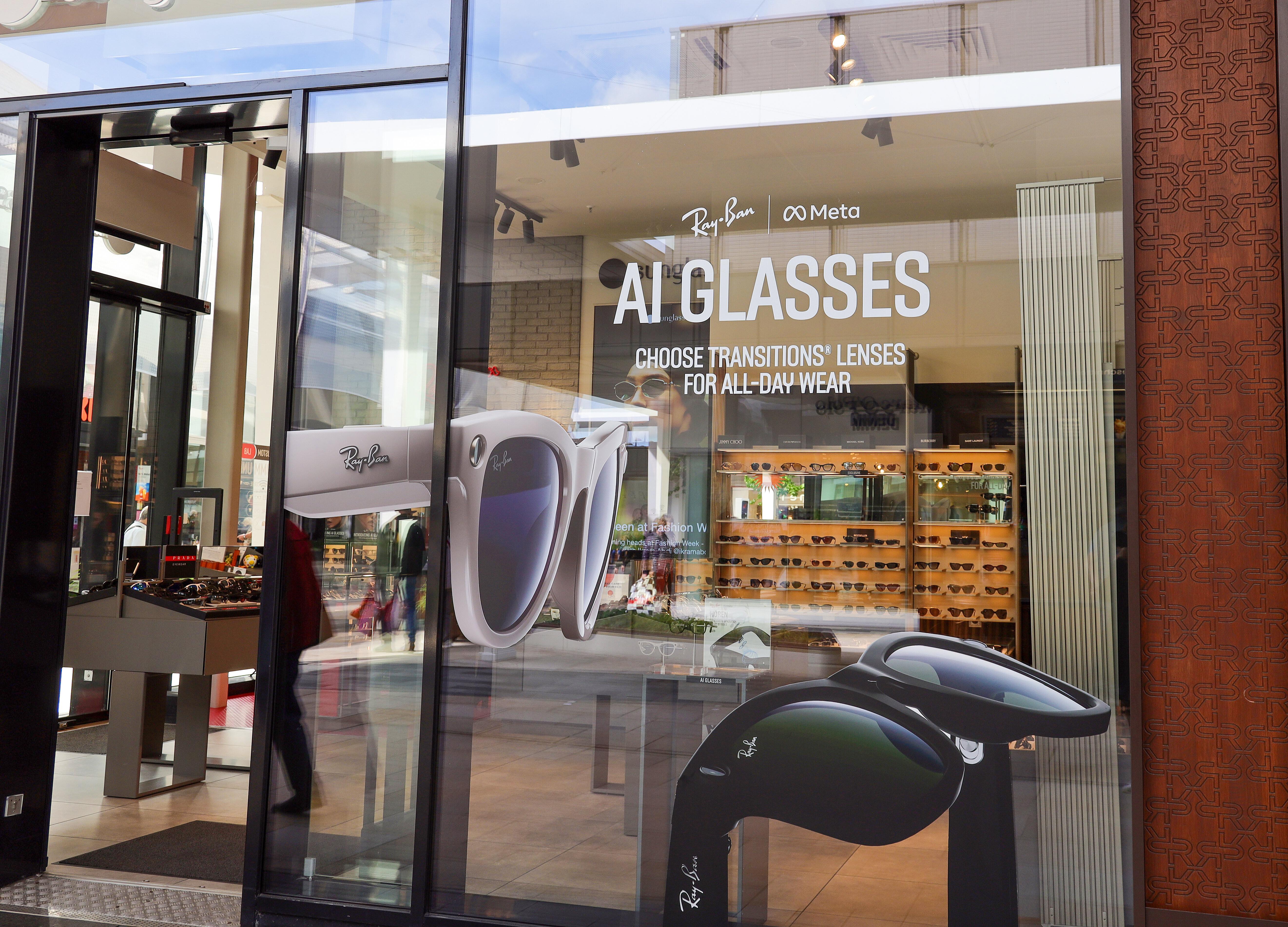 Optiker-Schaufenster mit einer Werbung für Ray-Ban Meta AI Sonnenbrillen (Symbolbild)