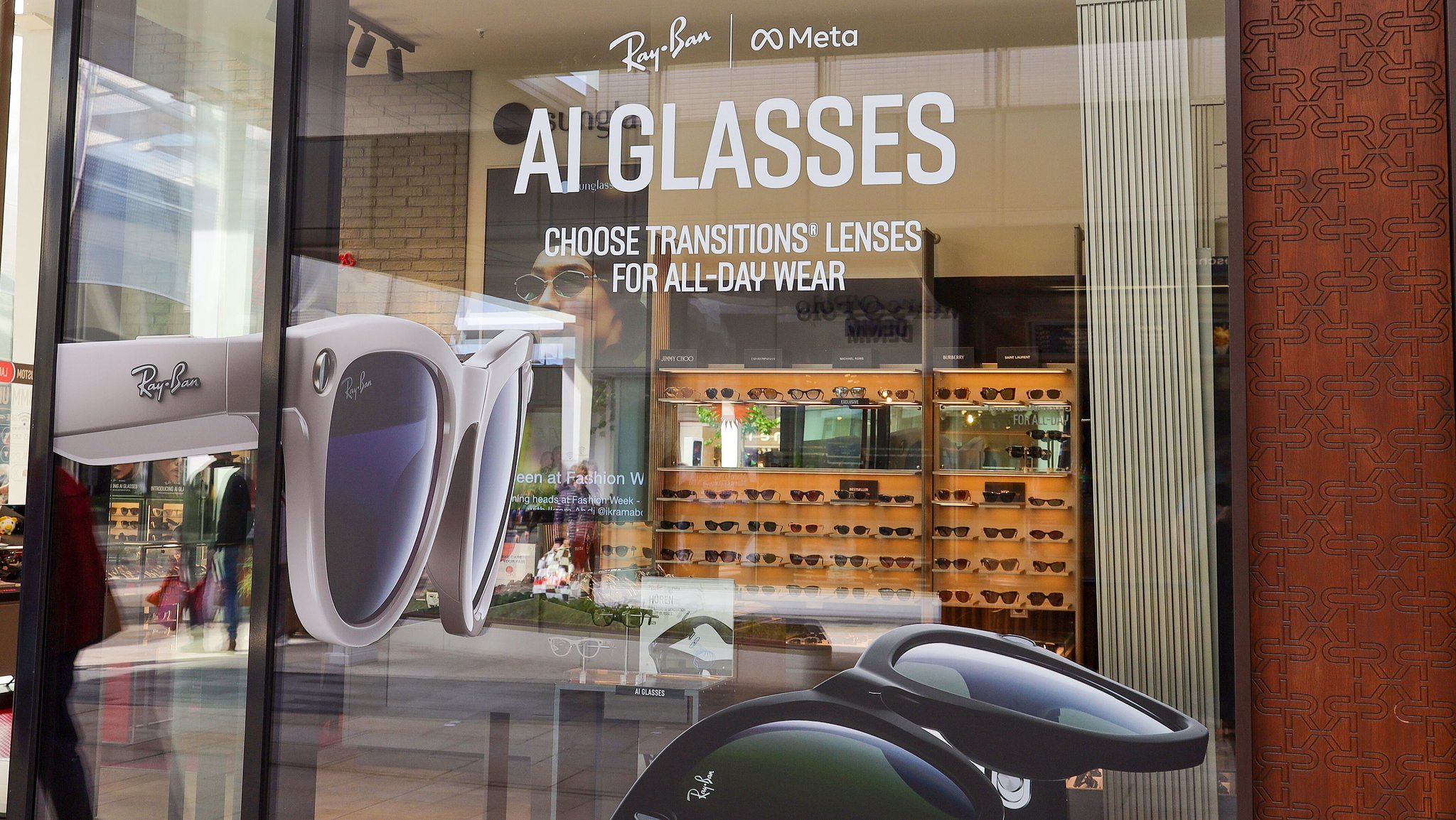 Optiker-Schaufenster mit einer Werbung für Ray-Ban Meta AI Sonnenbrillen (Symbolbild)