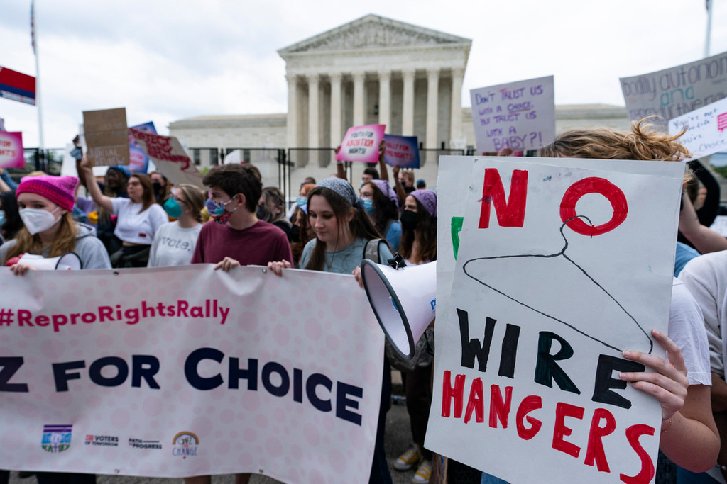 Menschen protestieren vor dem Supreme Court in Washington D.C. für ein Recht auf Abtreibung.