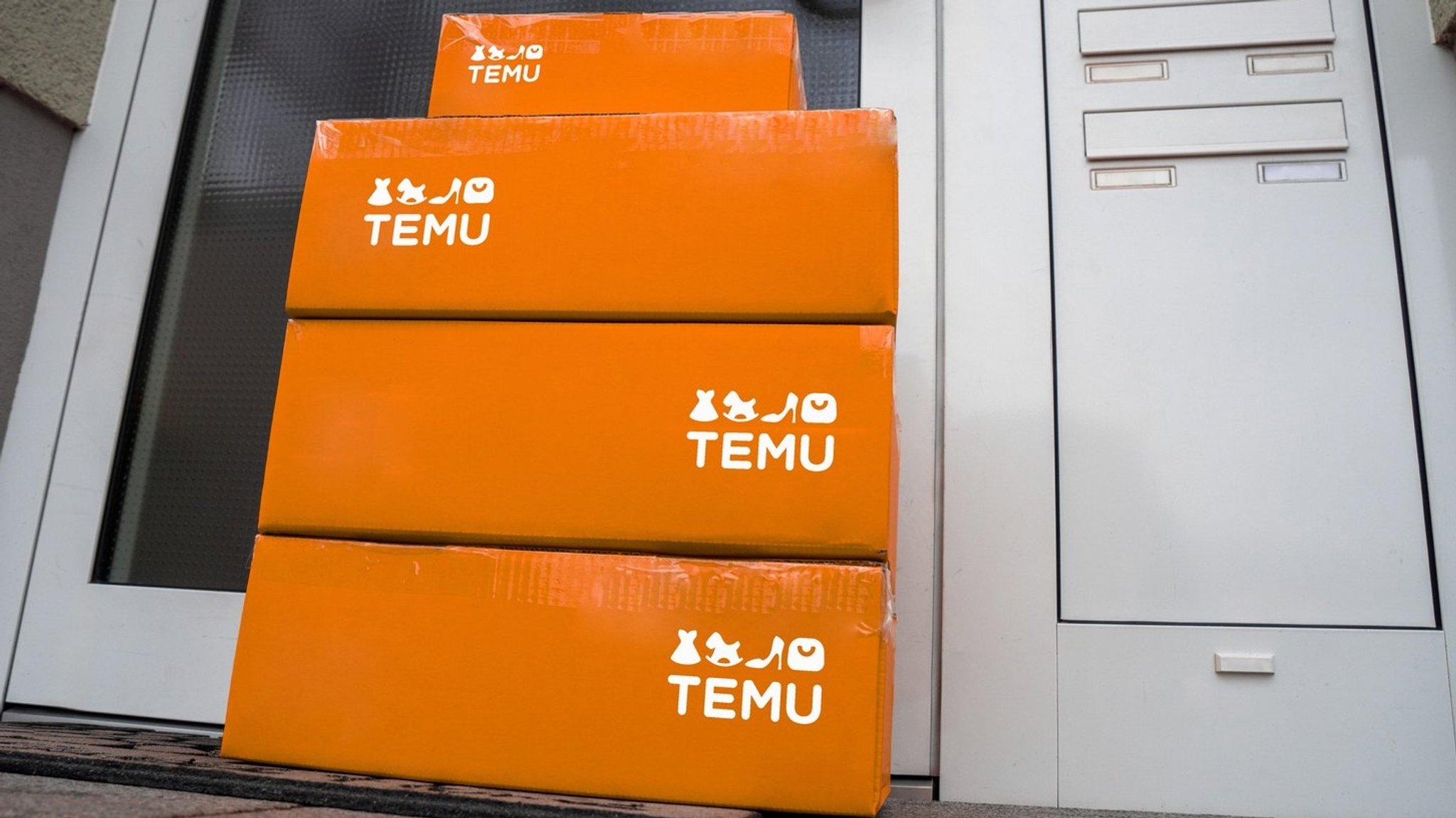 Temu Pakete vor der Tür