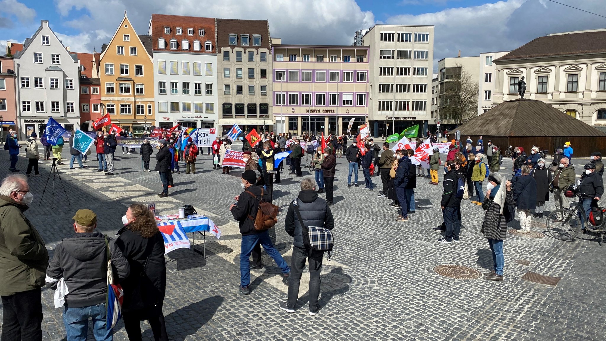 Teilnehmer bei Osterkundgebung auf dem Augsburger Rathausplatz halten Abstand und tragen Masken