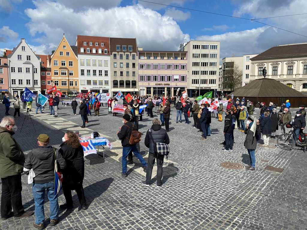 Teilnehmer bei Osterkundgebung auf dem Augsburger Rathausplatz halten Abstand und tragen Masken