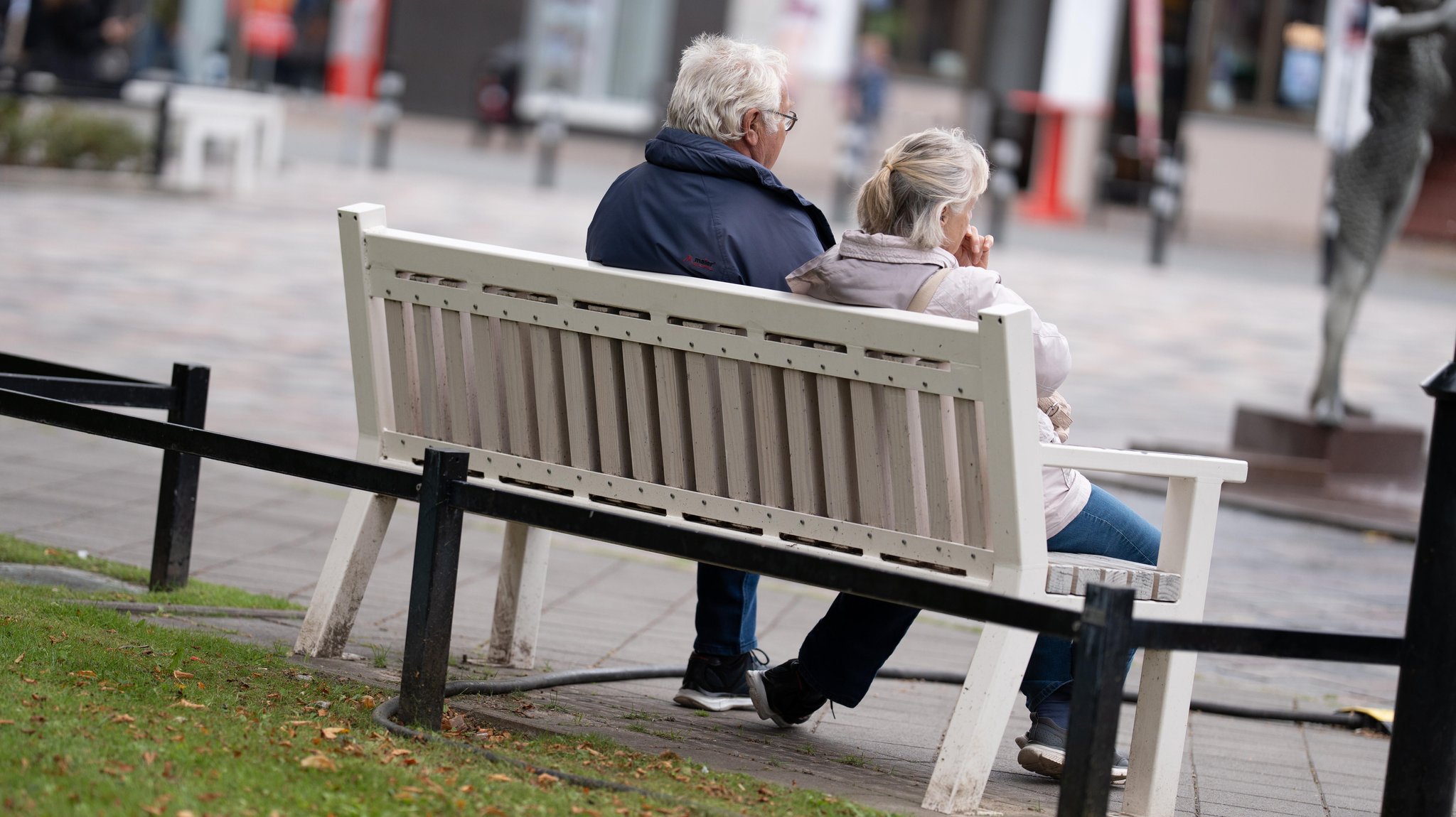 Zwei ältere Menschen auf einer Parkbank | Bild: picture alliance / Chris Emil Janßen | chris.emil-janssen.de Zwei ältere Menschen auf einer Parkbank