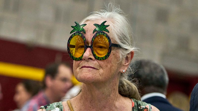 Eine Unterstützerin von Kamala Harris trägt eine Kokospalmen-Brille bei einer Wahlkampfveranstaltung. | Bild: picture alliance / ZUMAPRESS.com | Dominic Gwinn Eine Unterstützerin von Kamala Harris trägt eine Kokospalmen-Brille bei einer Wahlkampfveranstaltung.