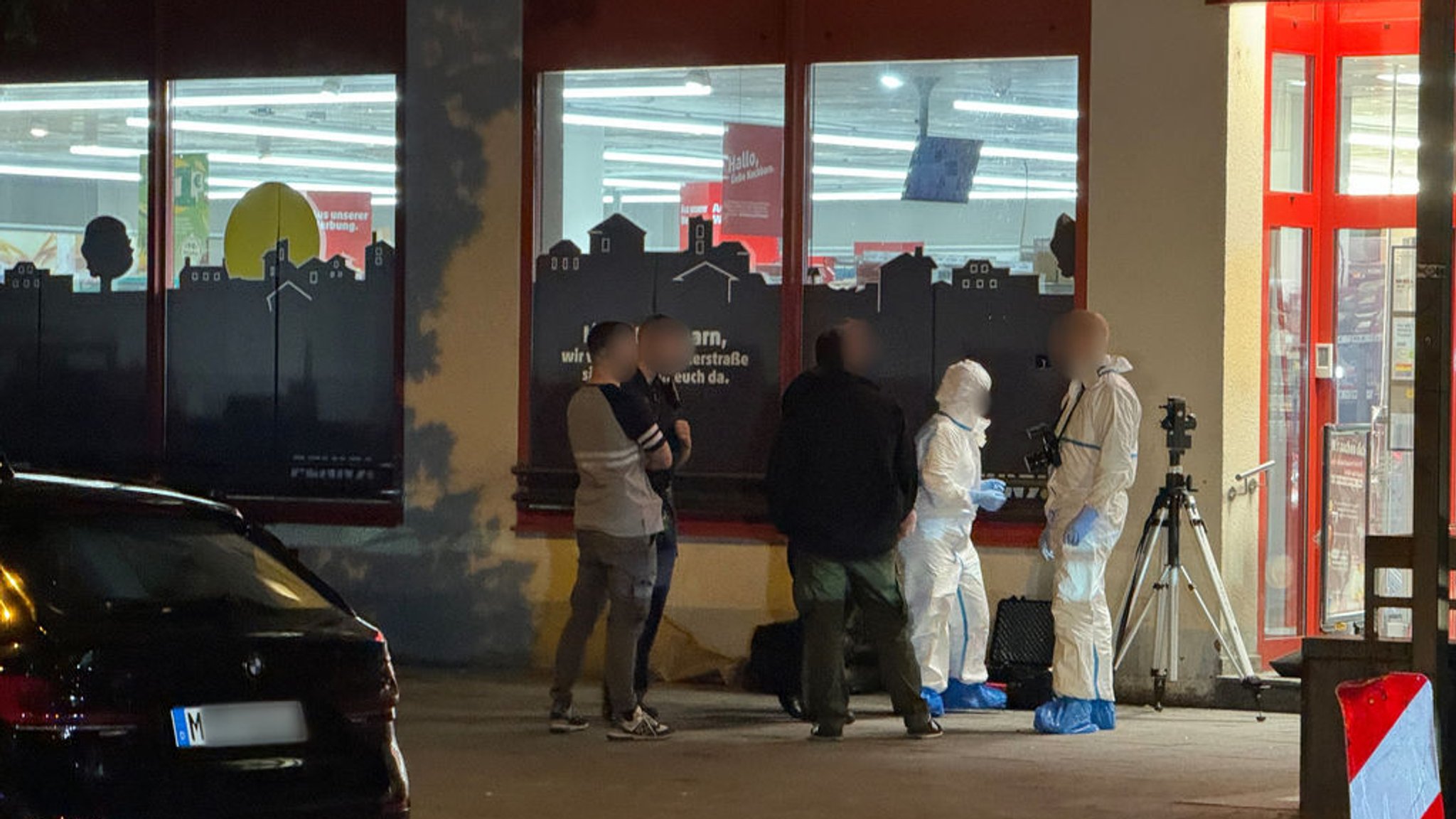 19.08.2024, Bayern, München: Beamte der Kriminaltechnischen Abteilung der Polizei untersuchen einen Tatort in einem Supermarkt im Münchner Stadtteil Sendling. In einem Supermarkt in München ist am Abend eine Frau von der Polizei erschossen worden, nachdem sie die Einsatzkräfte mit dem Messer attackiert haben soll. Foto: Friedrich/vifogra/dpa +++ dpa-Bildfunk +++