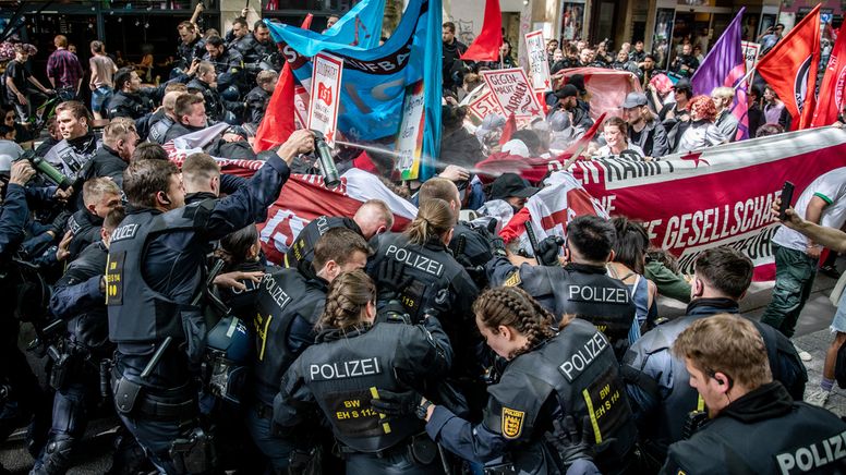 01.05.2024, Stuttgart: Polizisten stoßen während der 1. Mai Demo in der Stuttgarter Innenstadt mit Demonstrationsteilnehmern zusammen.  | Bild:dpa-Bildfunk/Christoph Schmidt