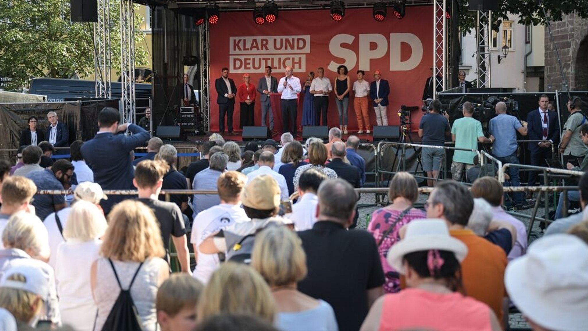 27.08.2024, Thüringen, Jena: Olaf Scholz (SPD, M), Bundeskanzler, steht bei einer SPD-Wahlkampfveranstaltung auf der Bühne. Am 01. September 2024 wird in Thüringen ein neuer Landtag gewählt. Foto: Hannes P. Albert/dpa +++ dpa-Bildfunk +++