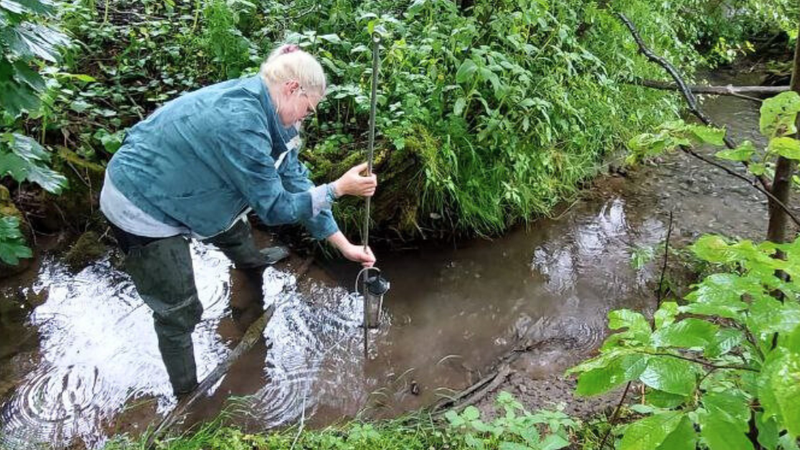 LBV-Projektleiterin Raphaela Karl installiert den automatischen Probenehmer in einem kleinen Bach im Münchner Umland | Bild: LBV  LBV-Projektleiterin Raphaela Karl installiert den automatischen Probenehmer in einem kleinen Bach im Münchner Umland