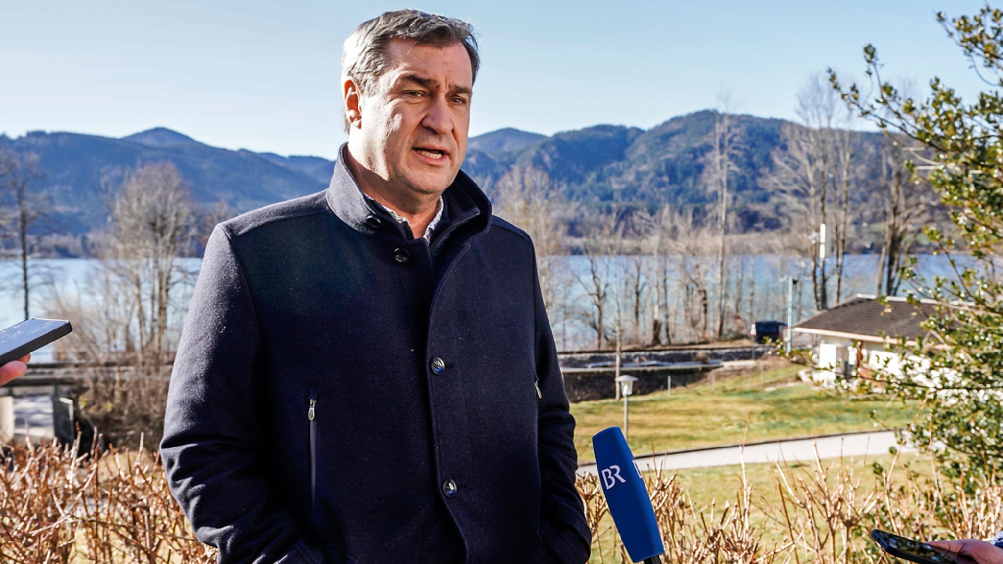 28.01.2024, Bayern, Gmund Am Tegernsee: Markus Söder (CSU, l), Ministerpräsident von Bayern und Parteivorsitzender, eröffnet die Haushaltsklausur des bayerischen Kabinetts. Rechts Staatsminister Florian Herrmann. Das Kabinett befasst sich im Schwerpunkt mit dem Doppelhaushalt 2024/2025. Foto: Uwe Lein/dpa +++ dpa-Bildfunk +++