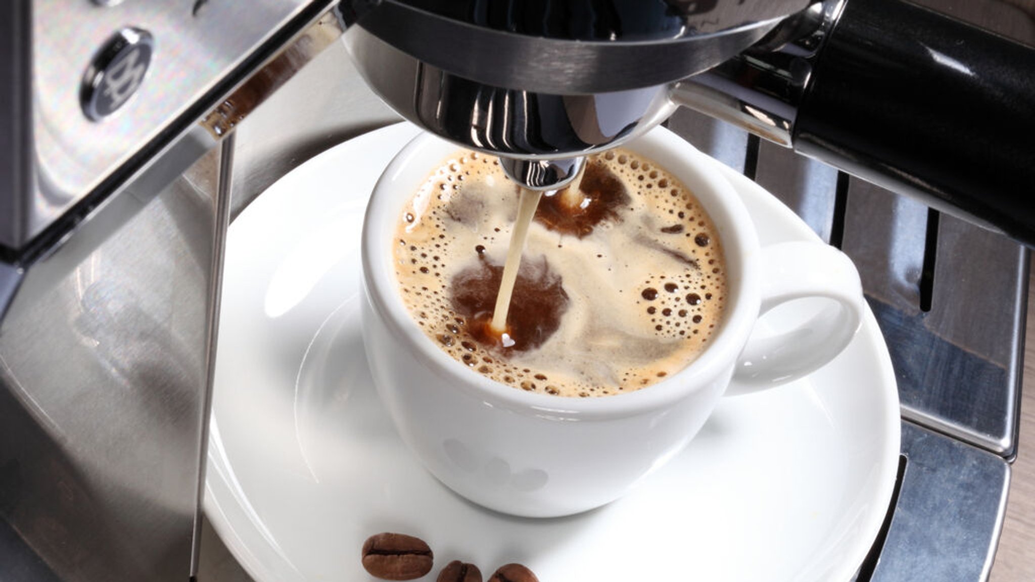 Frisch gebrühter Kaffee aus der Maschine.