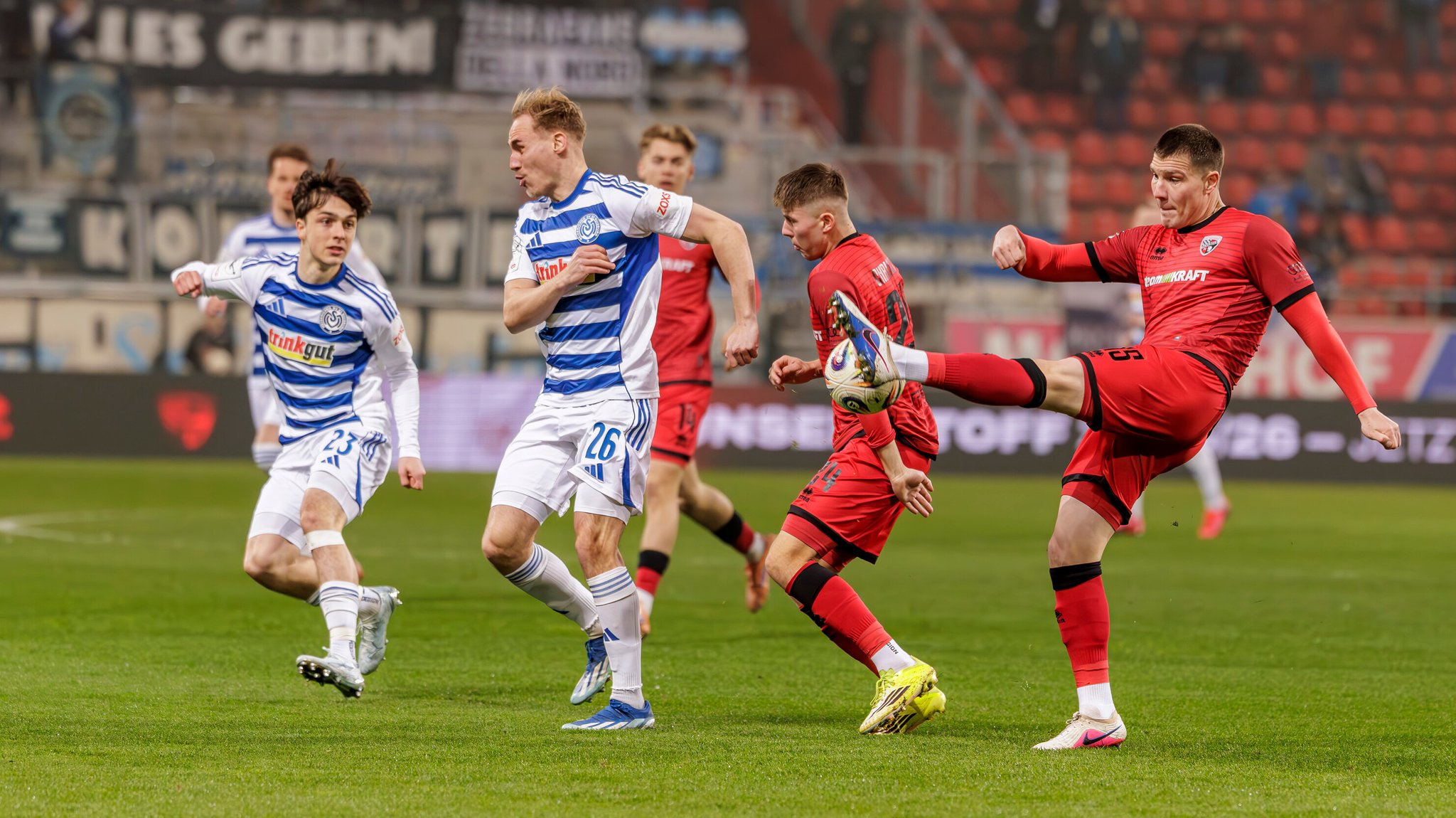 Im Zweikampf Jan-Simon Symalla (MSV), Florian Krüger / Krueger (MSV) und Jonas Scholz (FCI
