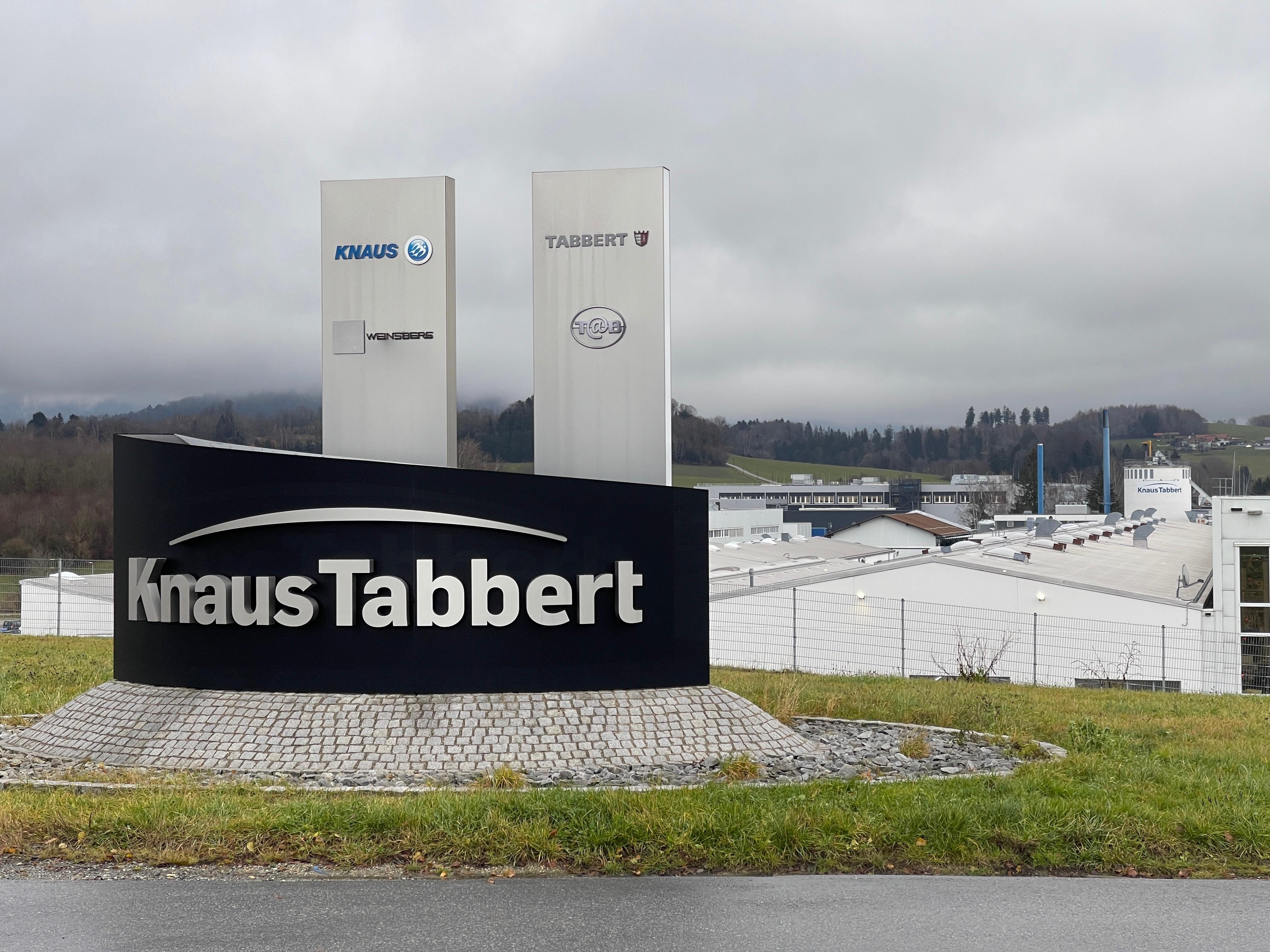 Die Logos des Wohnmobilherstellers Knaus Tabbert