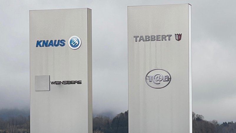 Die Logos des Wohnmobilherstellers Knaus Tabbert | Bild: BR/Nico Angerstorfer Die Logos des Wohnmobilherstellers Knaus Tabbert