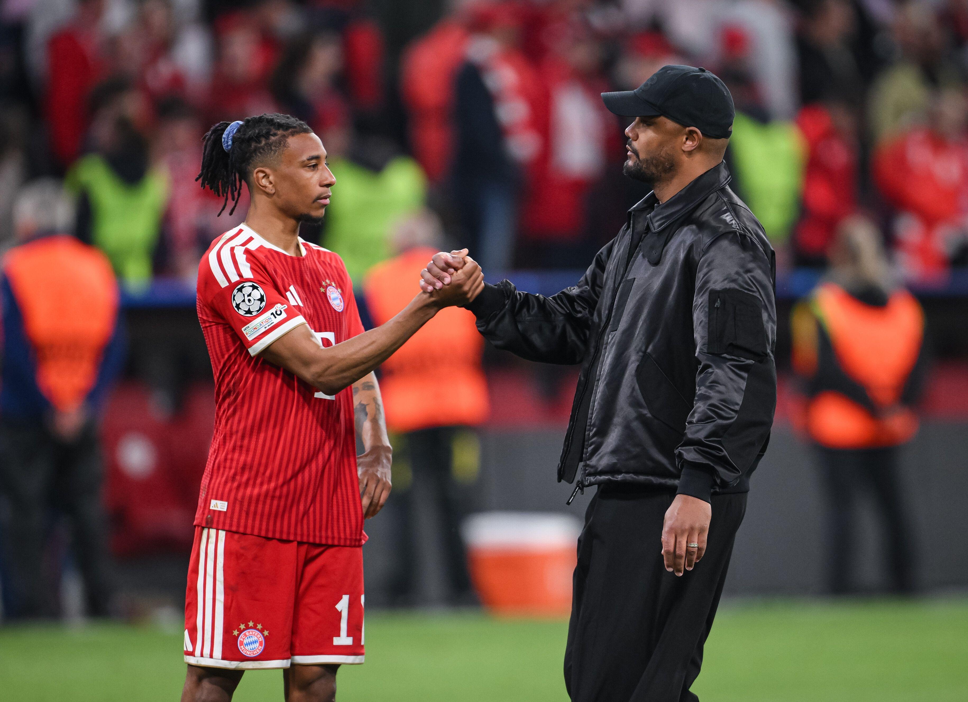 FC-Bayern-Trainer Vincent Kompany (re.) tröstet Michael Olise.