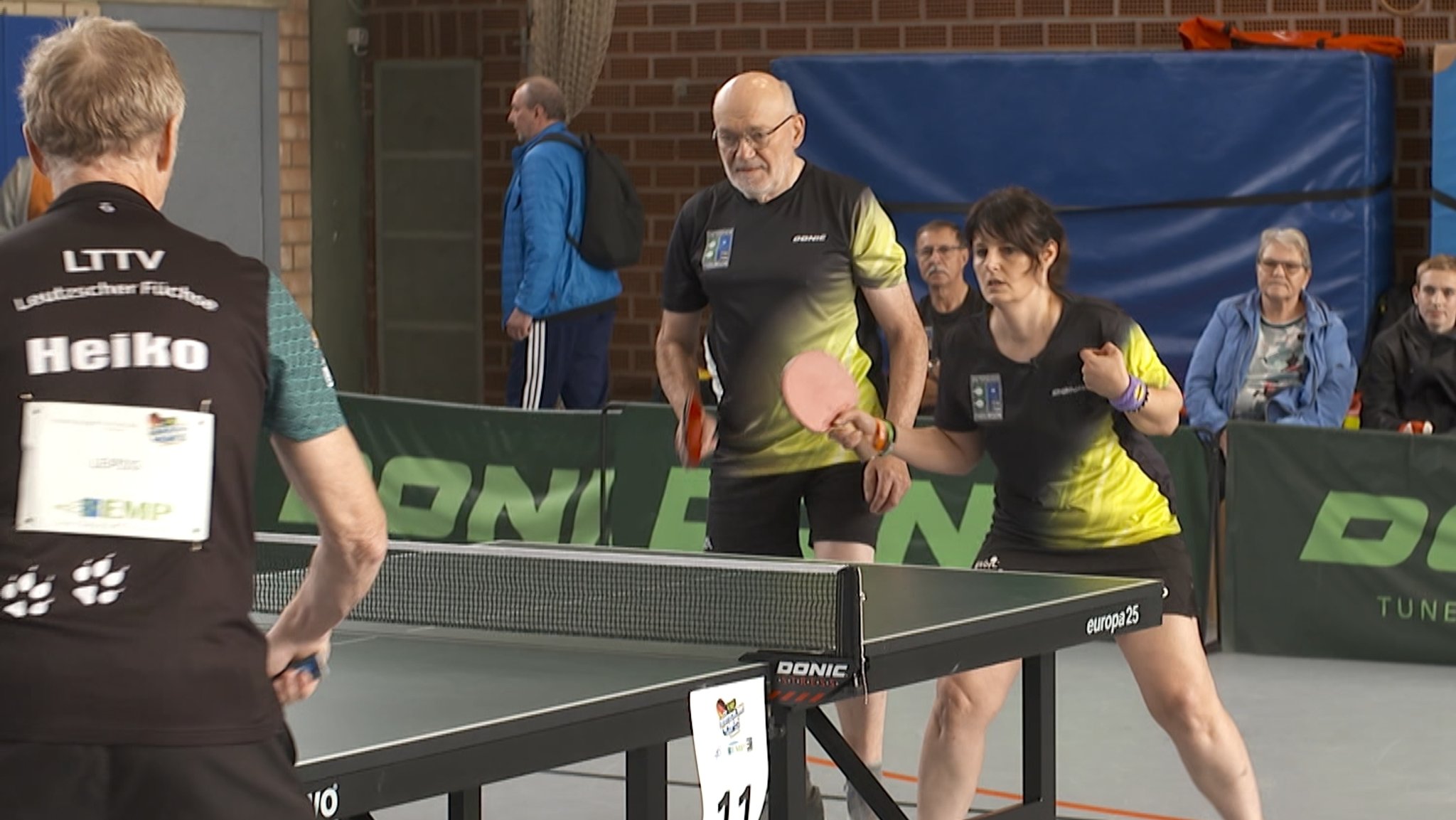 Parkinson-Patienten spielen bei einem Tischtennis-Turnier