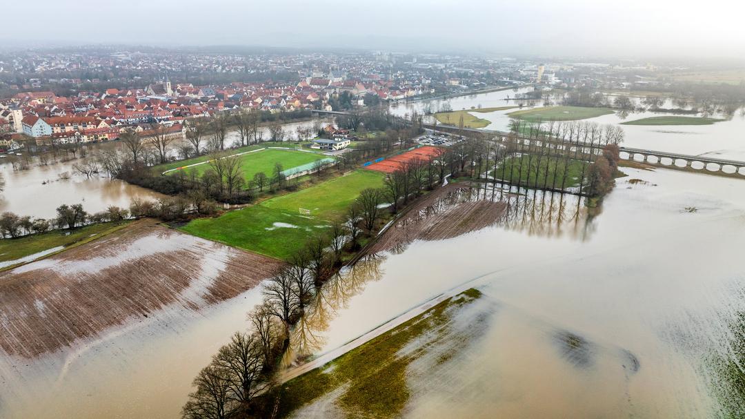 Bayern, Haßfurt: Der über die Ufer getretene Main überflutet Wiesen und Felder bei Haßfurt. 