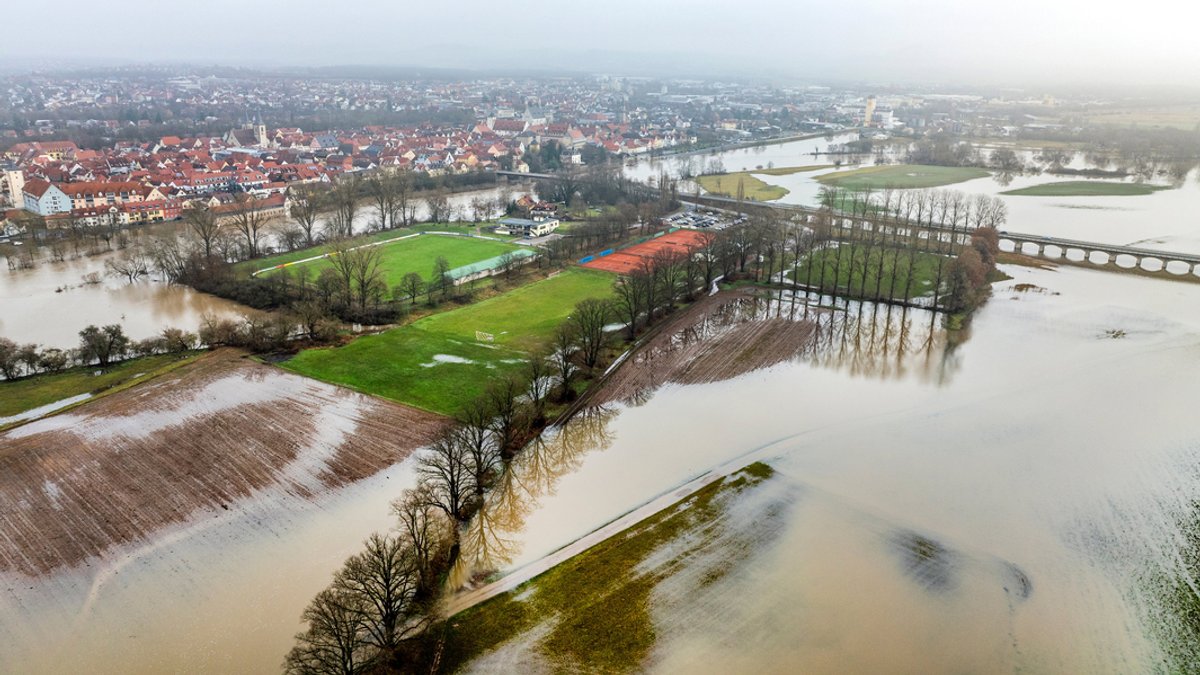 Bayern, Haßfurt: Der über die Ufer getretene Main überflutet Wiesen und Felder bei Haßfurt. 