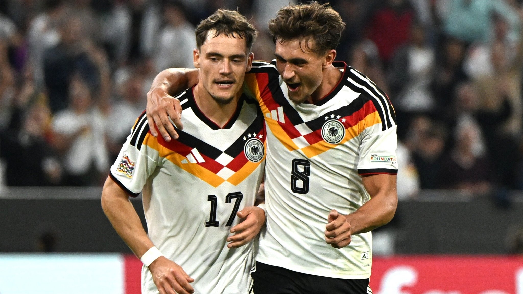 Tom Bischof feiert mit Florian Wirtz | Bild: picture-alliance/dpa Tom Bischof feiert mit Florian Wirtz